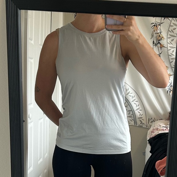 BUNDLE: three small women’s workout tanks - Picture 3 of 8